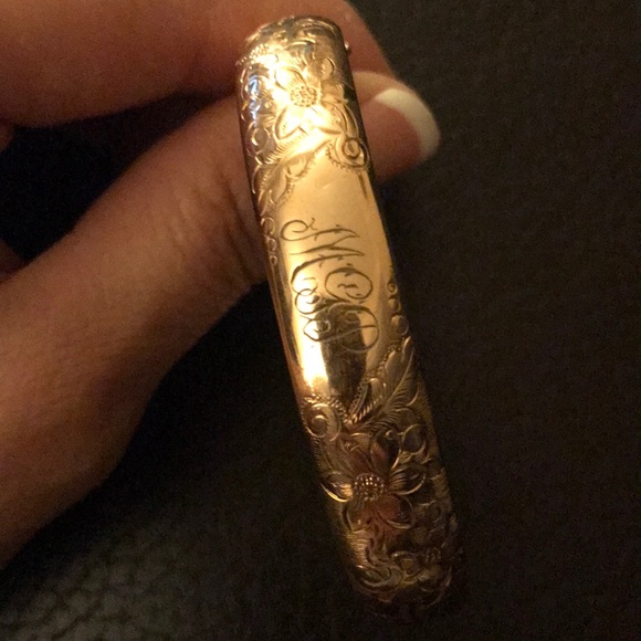 Jewelry - Vintage Gold Bangle